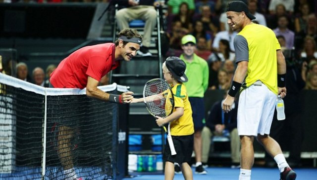 VIDEO: Cậu bé 6 tuổi đọ tài cùng Roger Federer