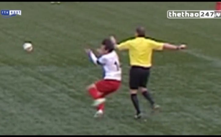 VIDEO: Cầu thủ nằm sân vì bị trọng tài thúc cùi chỏ gãy mũi