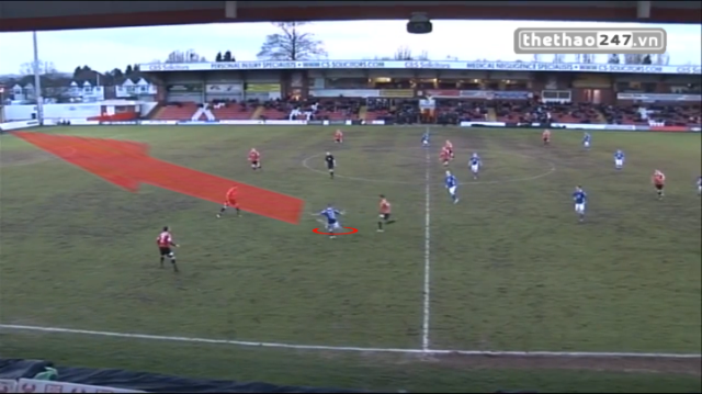 VIDEO: Pha volley thành bàn từ giữa sân tại giải bóng đá Anh
