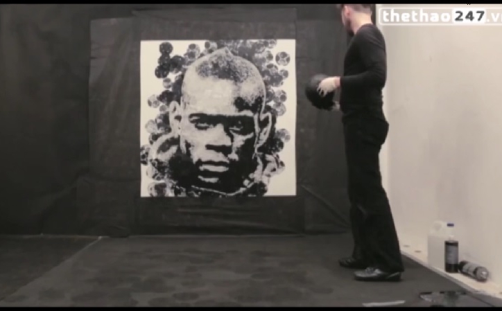 VIDEO: Khó tin với chân dung Balotelli được vẽ bằng ...bóng