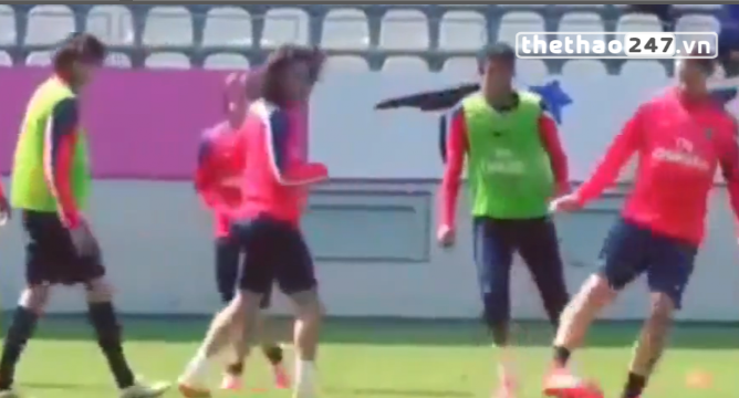 VIDEO: Ibrahimovic xâu kim đồng đội theo kiểu... xoay compa