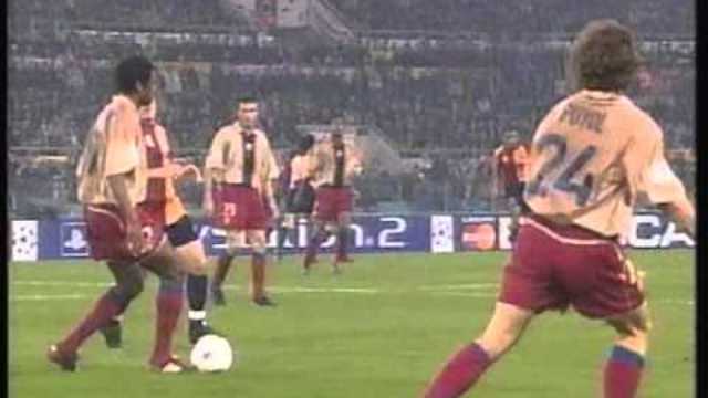 VIDEO: Xem Barcelona đá tiki-taka từ... 2001