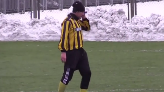 VIDEO: Cầu thủ Ukraina nghe điện thoại khi đang thi đấu