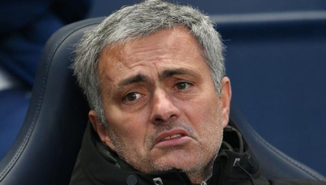 VIDEO: Phản ứng hài hước của HLV Mourinho khi Costa bỏ lỡ khó tin