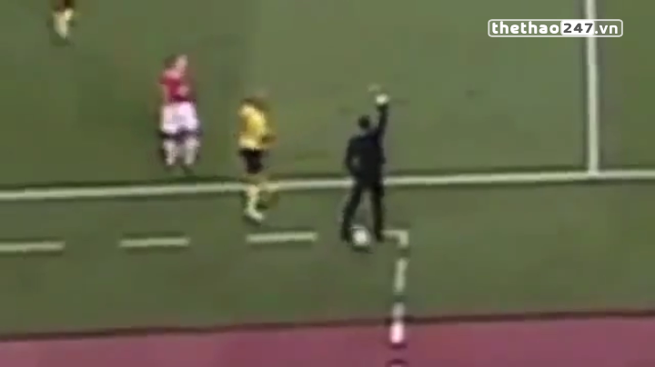 Video hài hước: Thierry Henry xâu kim HLV Guardiola đầy ngẫu hứng