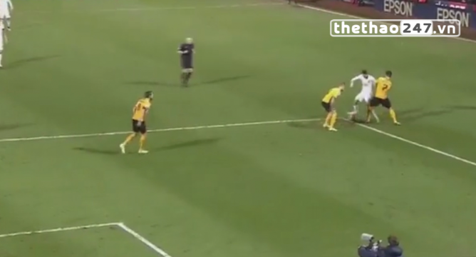 VIDEO: Januzaj diễn xiếc trước hai cầu thủ của Cambridge