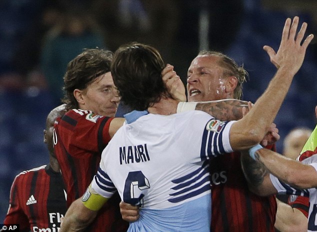 VIDEO: Sao AC Milan nhận thẻ đỏ vẫn quay lại gây sự với đối phương
