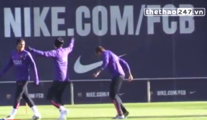 VIDEO: Dani Alves làm thầy dạy nhảy cho Neymar và Adriano ngay trên sân tâp