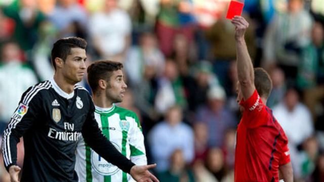VIDEO: Cách Ronaldo phản ứng với những chiếc thẻ đỏ trong sự nghiệp