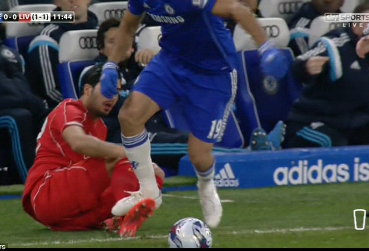 VIDEO: Costa tranh bóng rồi giẫm thẳng vào chân của đối thủ