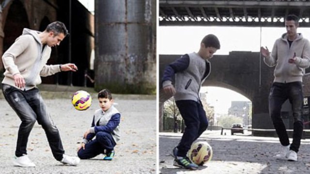 VIDEO: Xem Robin van Persie dạy con trai cách chơi bóng