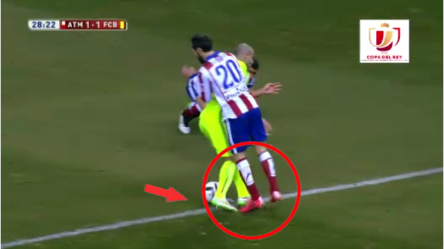 VIDEO: Trọng tài “bắt sai” 2 tình huống dẫn đến penalty ở trận Atletico – Barca