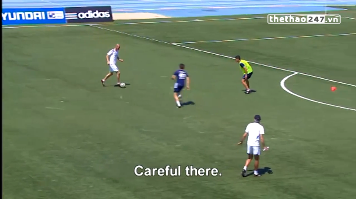 VIDEO: Xem Zidane xỏ giày trực tiếp huấn luyện các cầu thủ trẻ