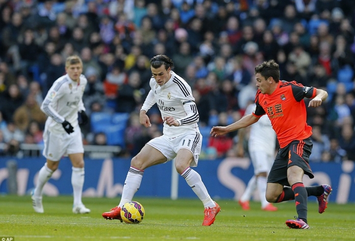 VIDEO: Bale tranh bóng với James rồi sút bóng ra ngoài