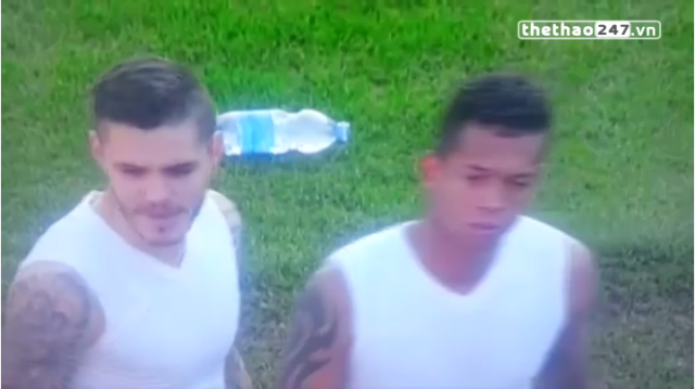 VIDEO: Cầu thủ Inter nổi nóng vì CĐV không thèm nhận áo