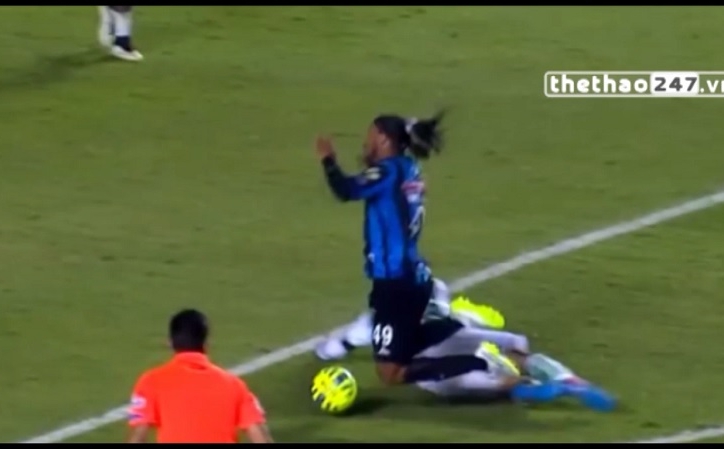 VIDEO: Ronaldinho ăn vạ thô thiển rồi nhận ngay thẻ vàng
