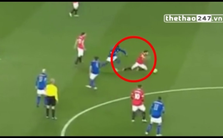 VIDEO: Pha đi bóng hài hước bằng ...đầu gối của Juan Mata