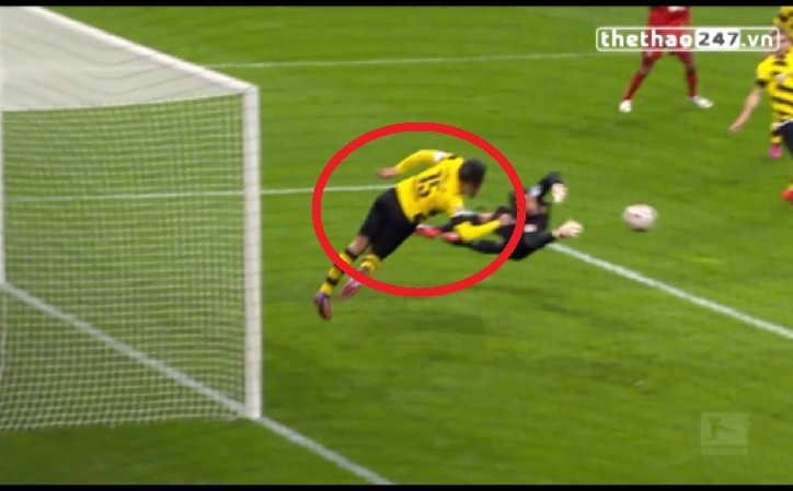 VIDEO: Mats Hummels lại thay thủ môn cản phá cứu thua cho Dortmund