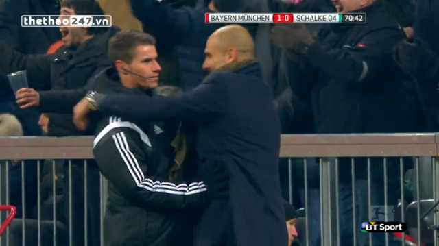 VIDEO: Bayern ghi bàn kịch tính, HLV Guardiola ôm trọng tài ăn mừng