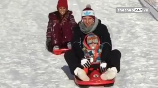 VIDEO: Messi đưa gia đình đi trượt tuyết ở Andorra