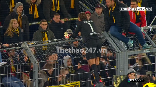 VIDEO: CĐV tức giận, cầu thủ Dortmund xin lỗi vì thành tích bết bát