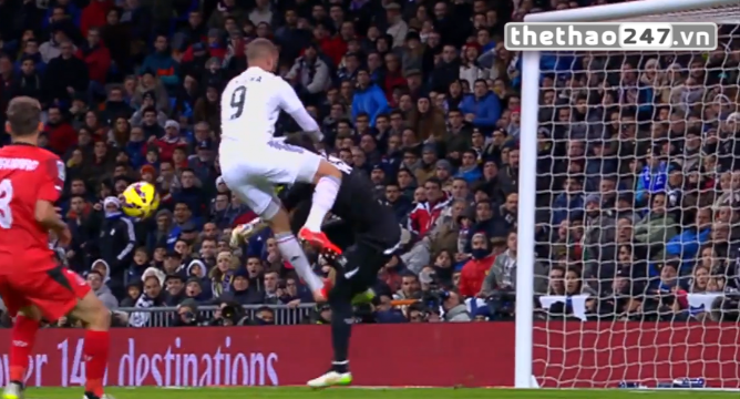 VIDEO: Benzema thoát thẻ dù vào bóng triệt hạ với thủ thành Sevilla