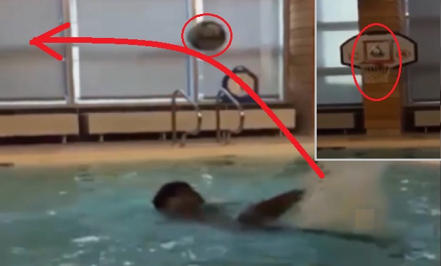 VIDEO: Willian đá bóng vào rổ điệu nghệ ngay cả khi đang... bơi