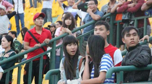 VIDEO: Công Phượng và đồng đội bị fan bủa vậy sau trận đấu trên sân Cần Thơ