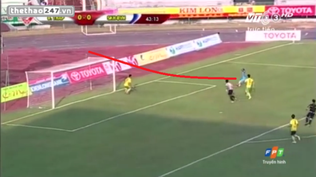 VIDEO: Cầu thủ Khánh Hòa sút bóng vọt xà trước khung thành trống