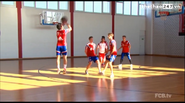 VIDEO: Các cầu thủ Bayern Munich trổ tài chơi bóng rổ như chuyên nghiệp