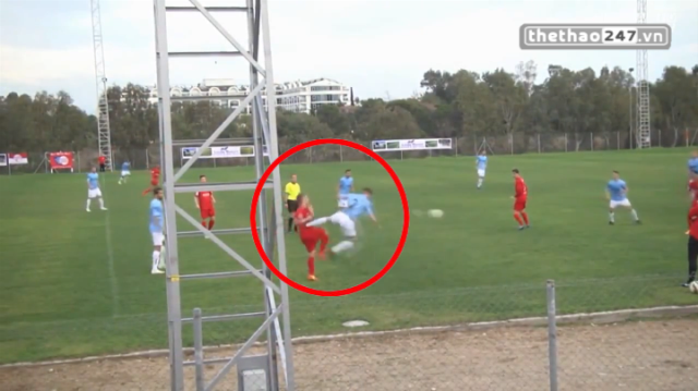 VIDEO: Cầu thủ Đức triệt hạ đối phương bằng cú đá kinh hoàng