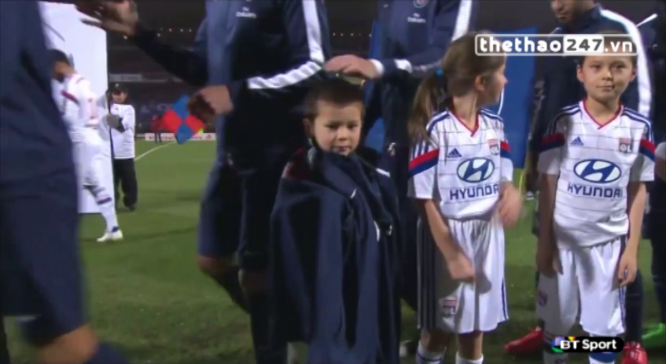 VIDEO: Hình ảnh cảm động của Thiago Silva và cậu bé mascot