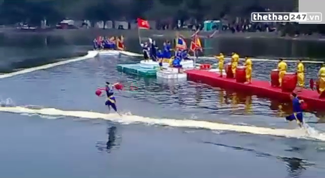 VIDEO: Võ cổ truyền Việt Nam biểu diễn khinh công chạy trên mặt nước
