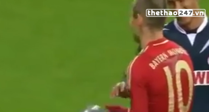 Video hài hước: Bayern lỡ pha tấn công vì trái bóng 'made in China'