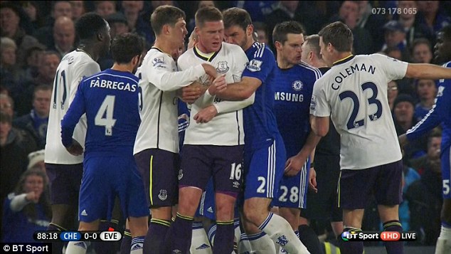 VIDEO: Cận cảnh nghi án Ivanovich cắn cầu thù Everton