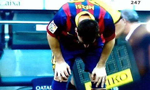 VIDEO: Messi tái phát tình trạng nôn khan ngay trên sân