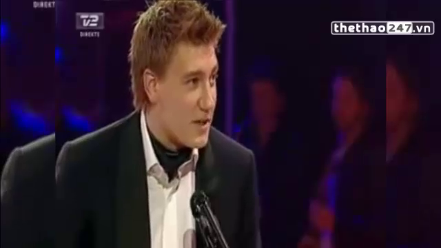 Video clip chế: Bendtner được FIFA vinh danh bằng giải thưởng cao quý