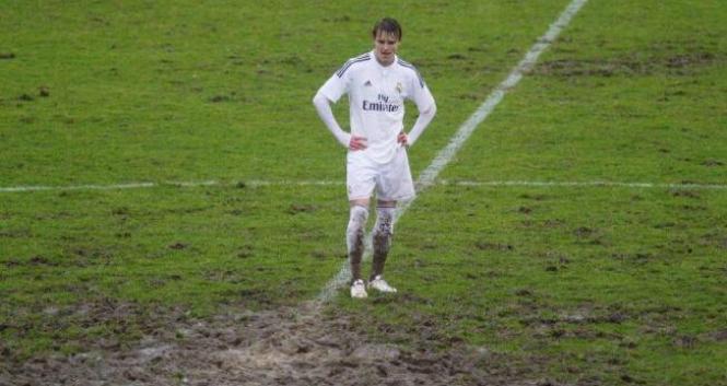 VIDEO: Thần đồng Odegaard ra mắt đội B Real Madrid trên mặt... ruộng