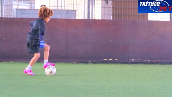 VIDEO: Thần đồng bóng đá 8 tuổi của Chelsea trình diễn kĩ thuật chóng mặt