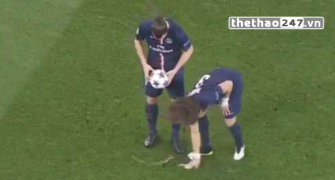 VIDEO: Màn chuẩn bị đá phạt hài hước của David Luiz và Ibrahimovic
