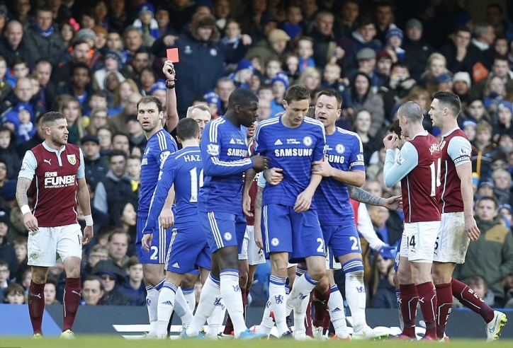 VIDEO: Những tình huống gây tranh cãi của trọng tài trong trận Chelsea 1-1 Burnley