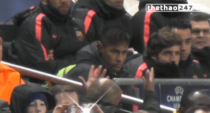 VIDEO: Neymar suýt tẩn CĐV Man City vì bị lăng mạ