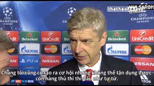 VIDEO: HLV Arsene Wenger chỉ trích hàng thủ Arsenal chơi như 'tự tử'
