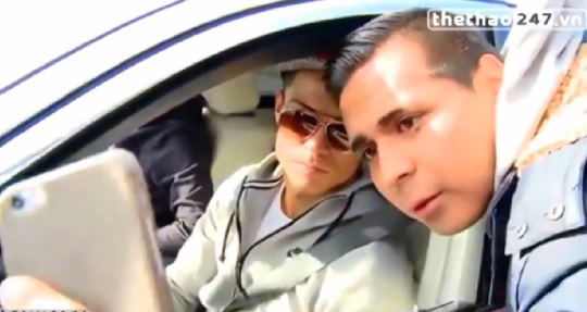 VIDEO: Dừng siêu xe, Ronaldo hòa nhã ký tặng và chụp ảnh selfie cùng các fan