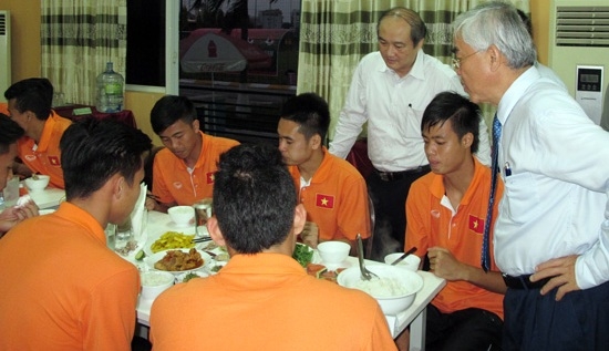 HLV Miura muốn giám sát các tuyển thủ U23 trong cả bữa ăn