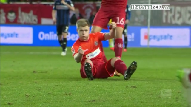 VIDEO: Cầu thủ ở giải hạng 2 Đức ăn mừng siêu dị sau khi lập siêu phẩm