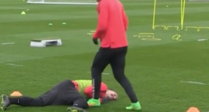 VIDEO: David Luiz cả gan dám hành hạ Ibra khi tập luyện