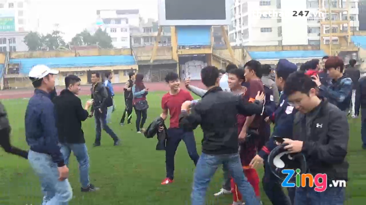 VIDEO: CĐV tràn xuống sân chụp ảnh với các cầu thủ