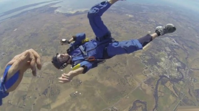 VIDEO: VĐV nhảy dù lên cơn co giật giữa bầu trời may mắn được cứu thoát