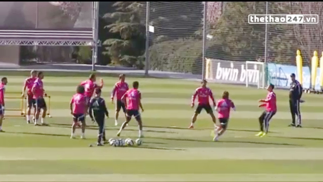 VIDEO: Màn chơi bóng ma bằng đầu của Ronaldo và các đồng đội trên sân tập